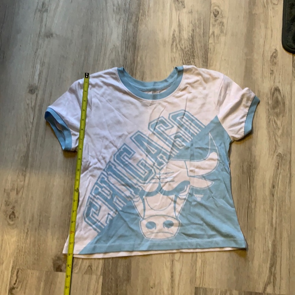 Like new juniors Chicago Bulls cropped tee